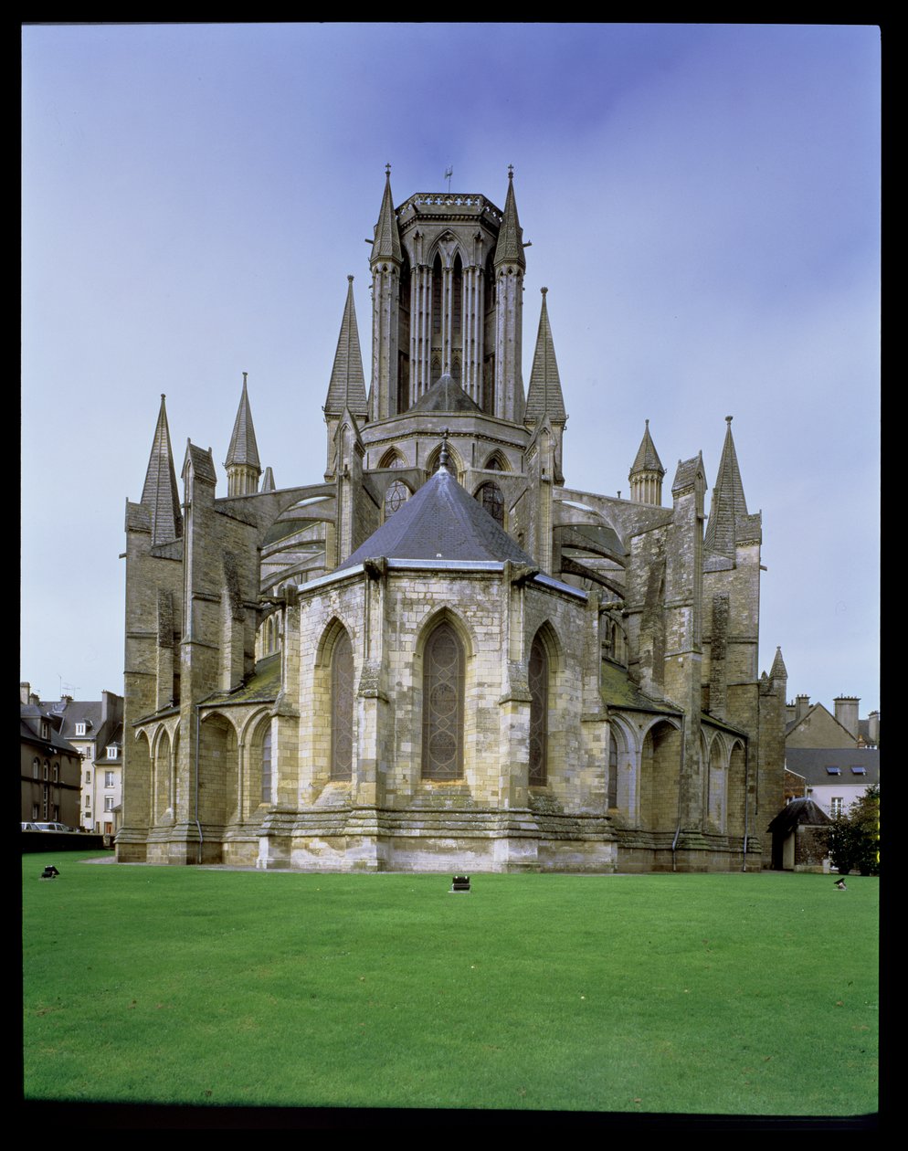 Utsikt över Coutances katedral från öster av French School