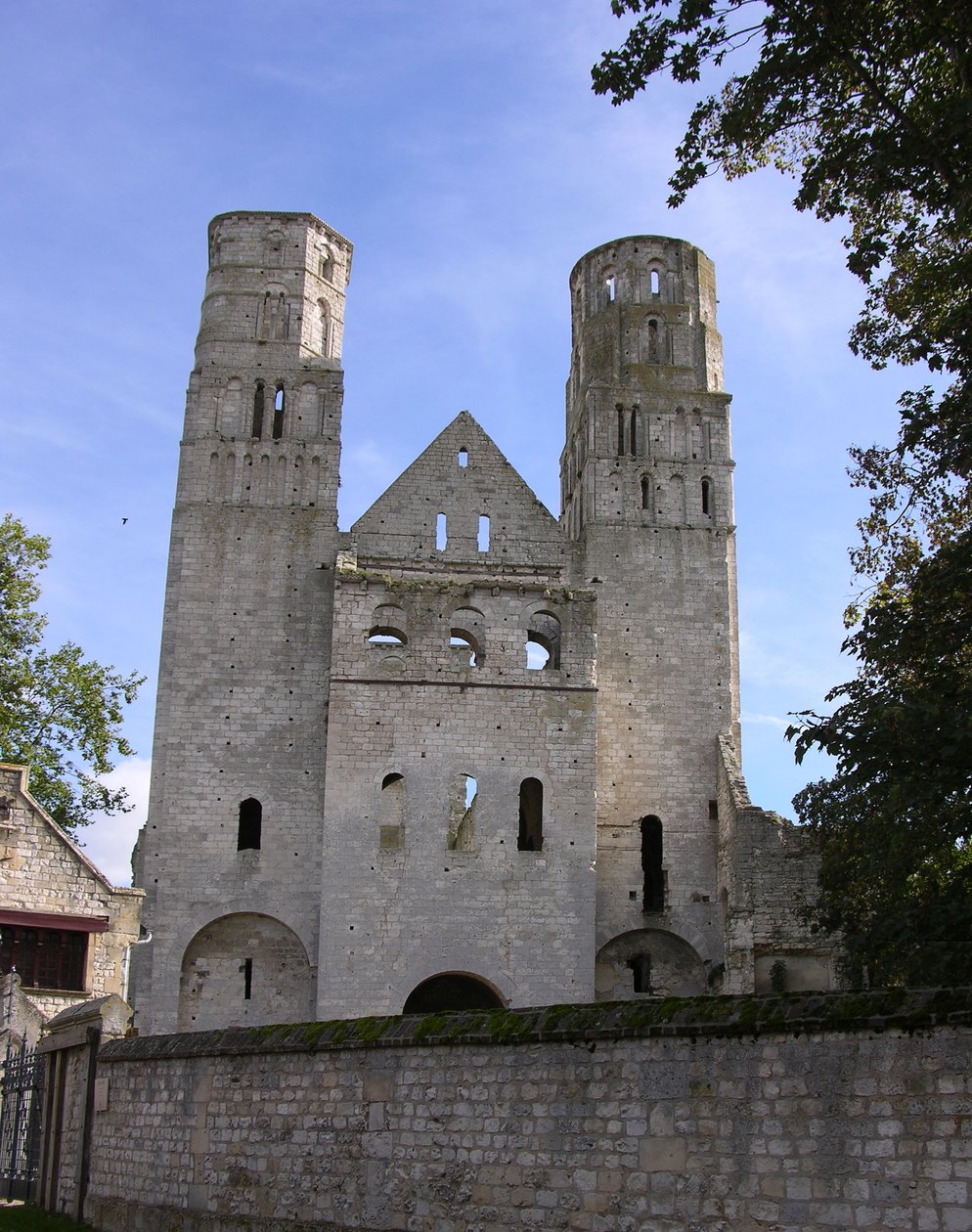Utsikt över Jumieges Abbey av French School