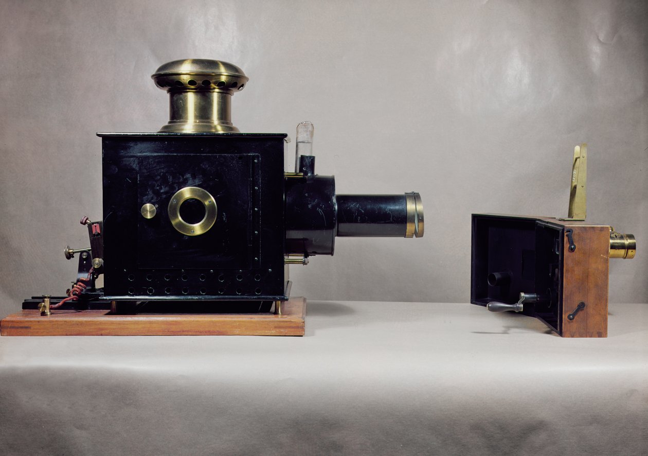 Vy över en av de första bioprojektorerna, tillverkad av August (1862-1954) och Louis Lumiere (1864-1948) av French School