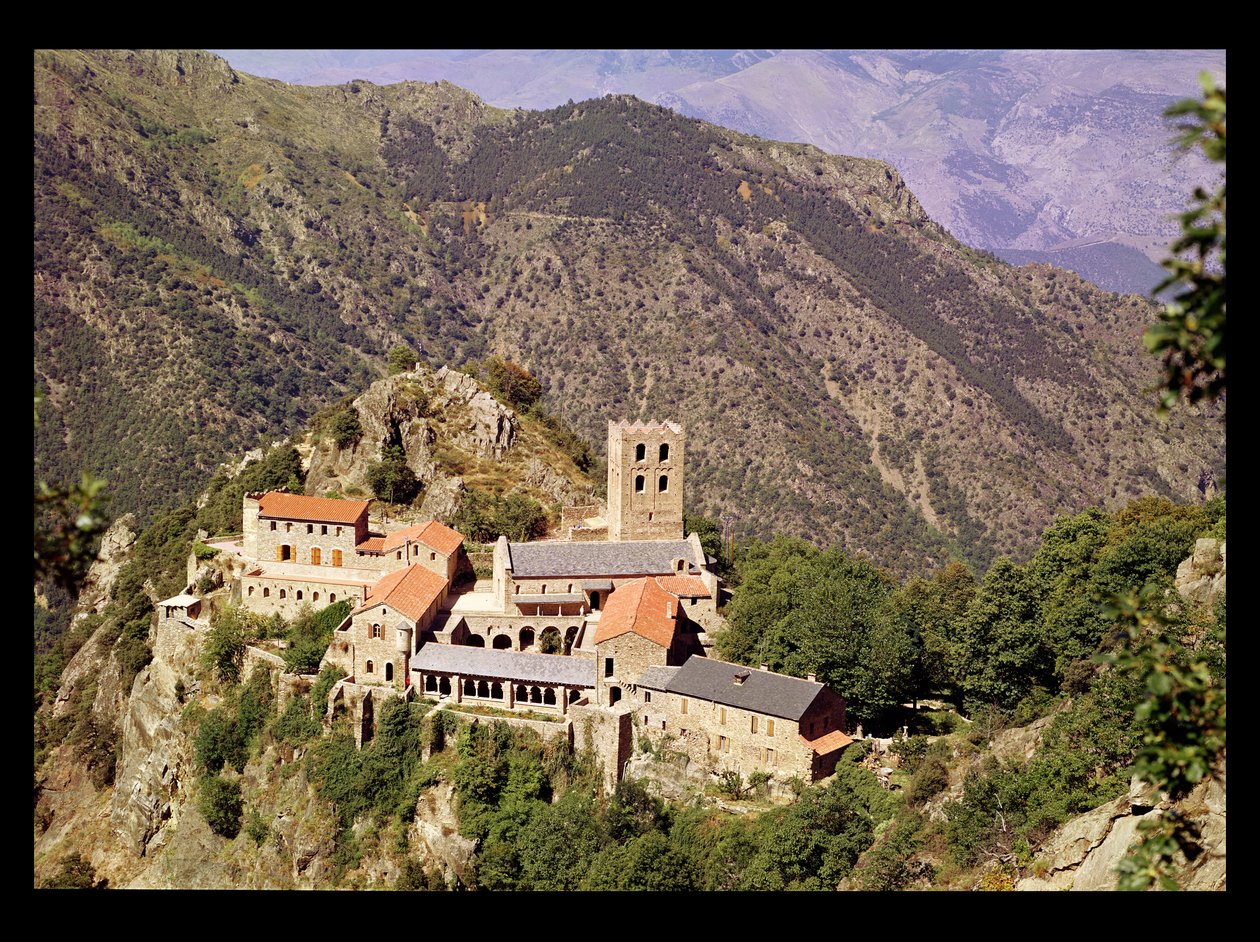 Utsikt över klostret St. Martin du Canigou av French School