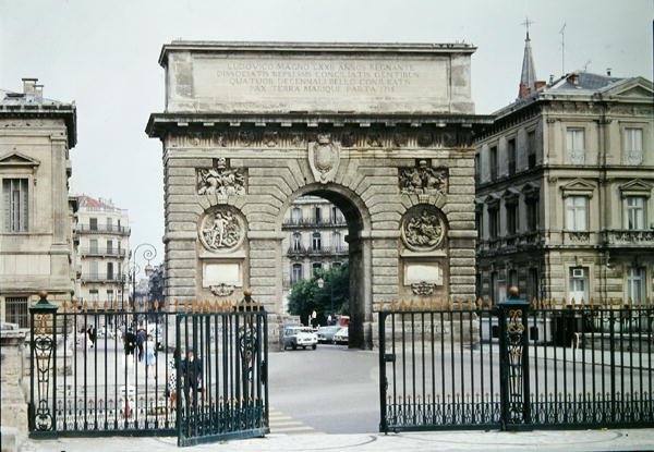 Utsikt över Triumfbågen på Promenade de Peyrou, byggnad påbörjad 1684 och färdigställd 1776 av French School