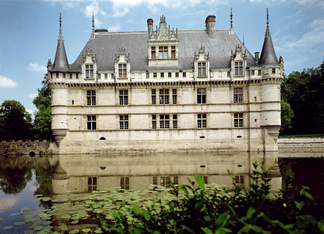 Utsikt över Chateau dAzay-le-Rideau, byggt för Gilles Berthelot, 1518-27 av French School