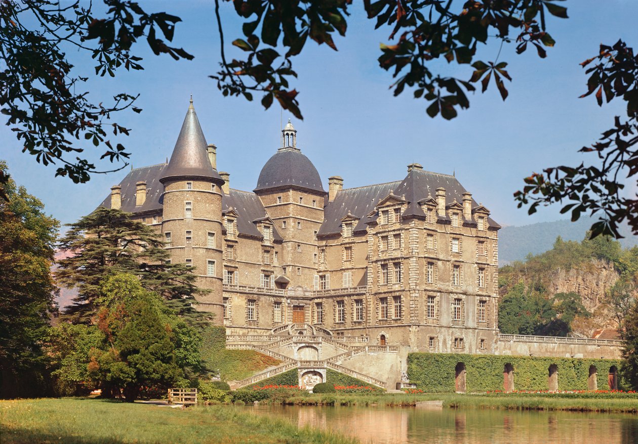 Utsikt över Chateau de Vizille, byggt för konstapeln i Lesdiguieres 1611-19 av French School