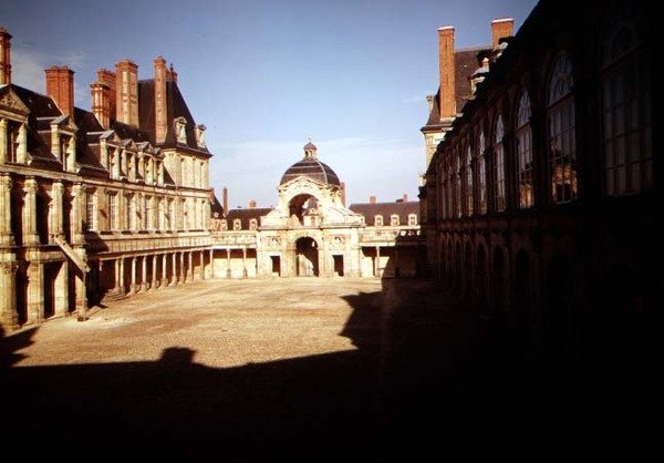 Utsikt över Cour de lOcale och Ludvig XIII:s baptistery av French School