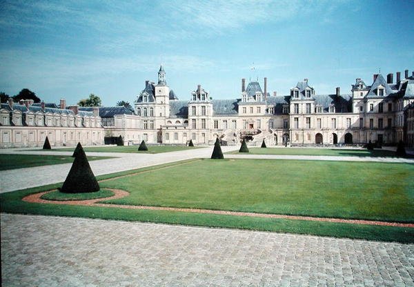 Utsikt över Cour du Cheval Blanc med den hästskoformade trappan av French School