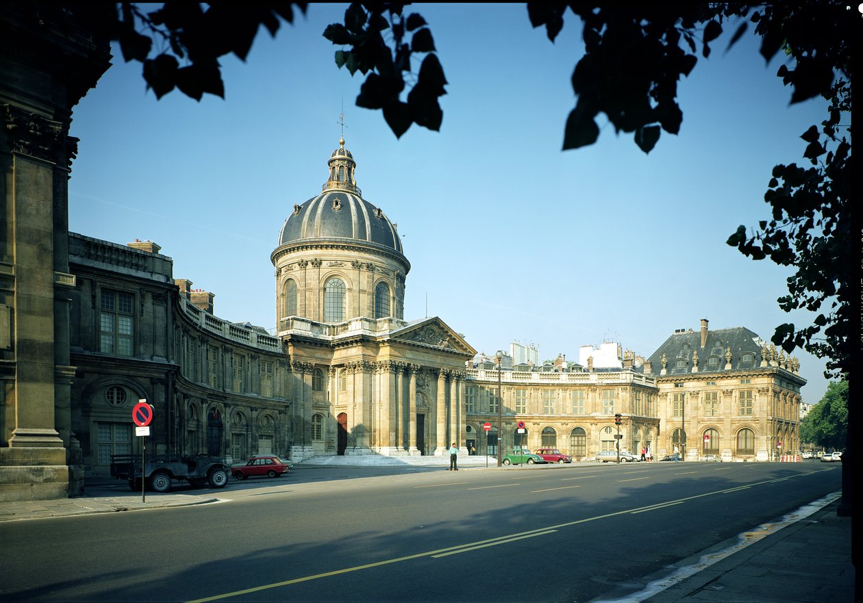 Utsikt över Institut de France från Quai Conti, byggt av Francois dOrbay (1631-97) och Lambert, från design av Louis Le Vau (1612-70) 1662-91 av French School
