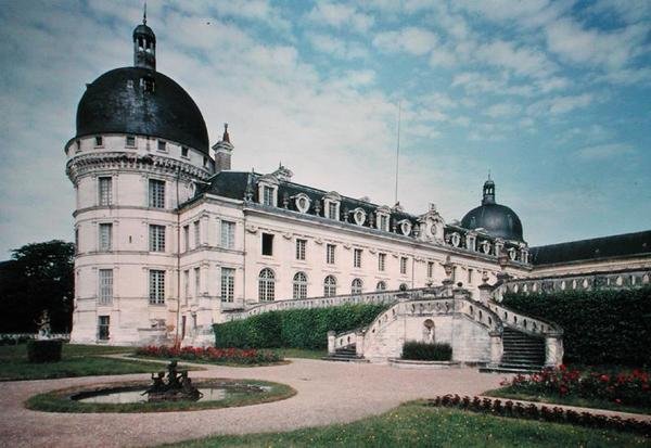 Utsikt över den nordöstra fasaden och trappan med dubbla återgångar, byggnad påbörjad 1540 av French School