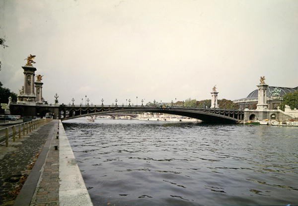 Utsikt över Pont Alexandre III, byggd av ingenjörerna Louis-Jean Resal (1854-1920) och Amedee Alby (1862-1942) för 1900 års världsutställning, 1897-1900 av French School