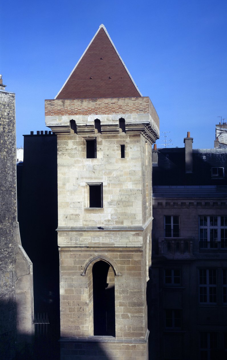 Utsikt över Johannestornet utan rädsla, byggt 1408 av Johannes I av Bourgogne känd som Johannes utan rädsla (1371-1419), efter mordet på hertigen av Orleans. Det var en del av Hotel de Bourgogne, ett före detta hotell i Artois erige mot marken av French School