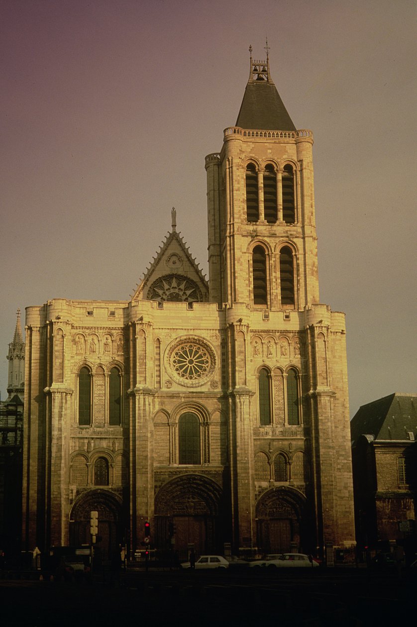Vy över västra fasaden, påbörjad c.1135 av French School