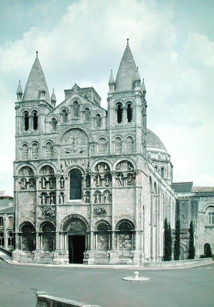 Vy över västra fasaden, byggd 1125-35 av French School