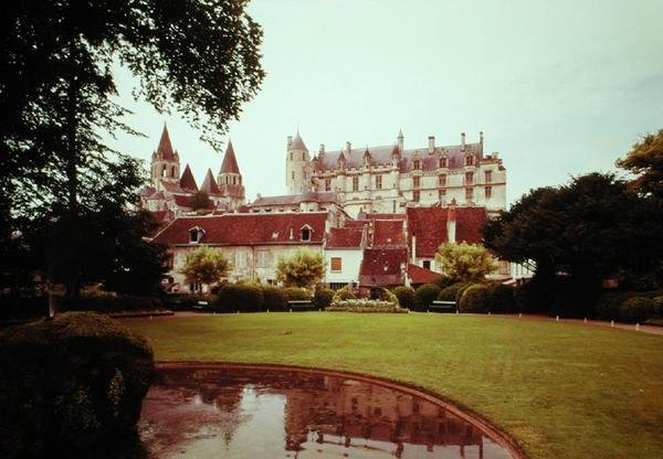 Utsikt över slottet och kyrkan St. Ours av French School