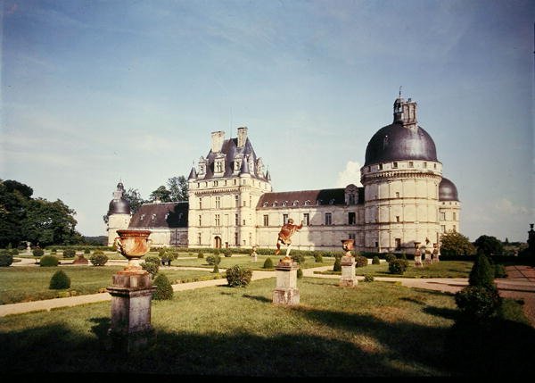 Vy av den östra fasaden, byggnaden påbörjad 1540 av French School