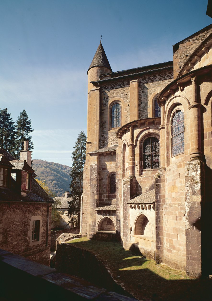Utsikt över kyrkan, byggd 1035-60 av French School