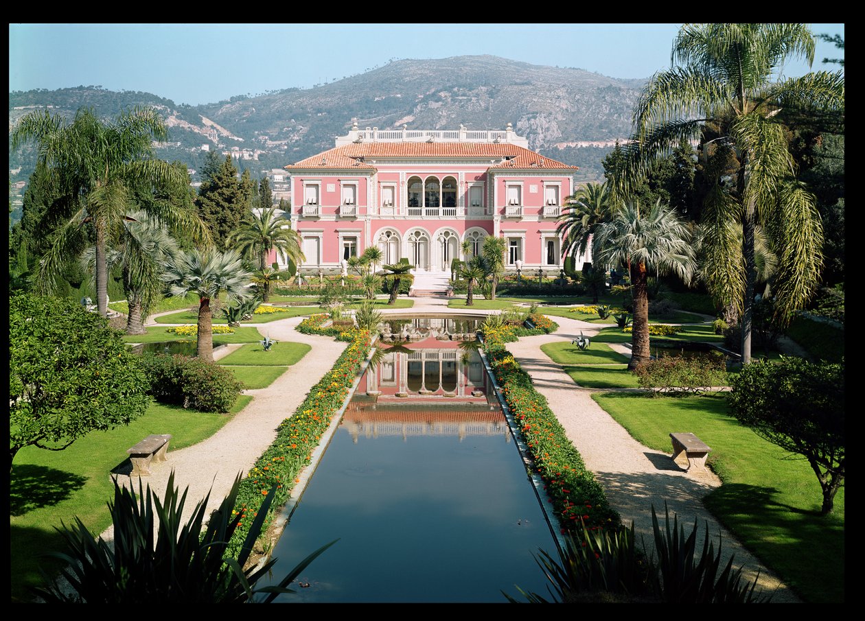 Utsikt över fasaden och trädgårdarna i Villa Ile-de-France, byggd 1905-12 av French School