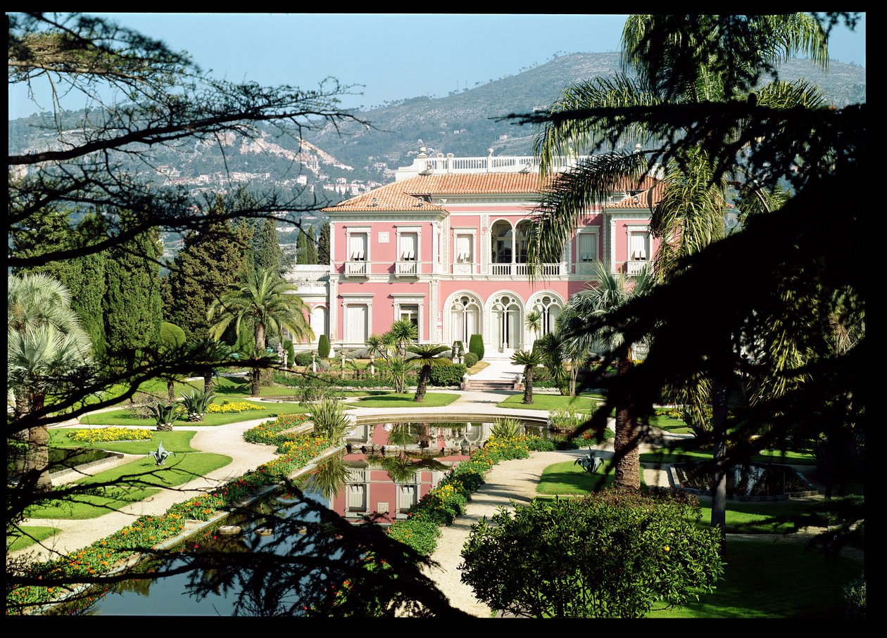 Utsikt över fasaden och trädgårdarna i Villa Ile-de-France, byggd 1905-12 av French School