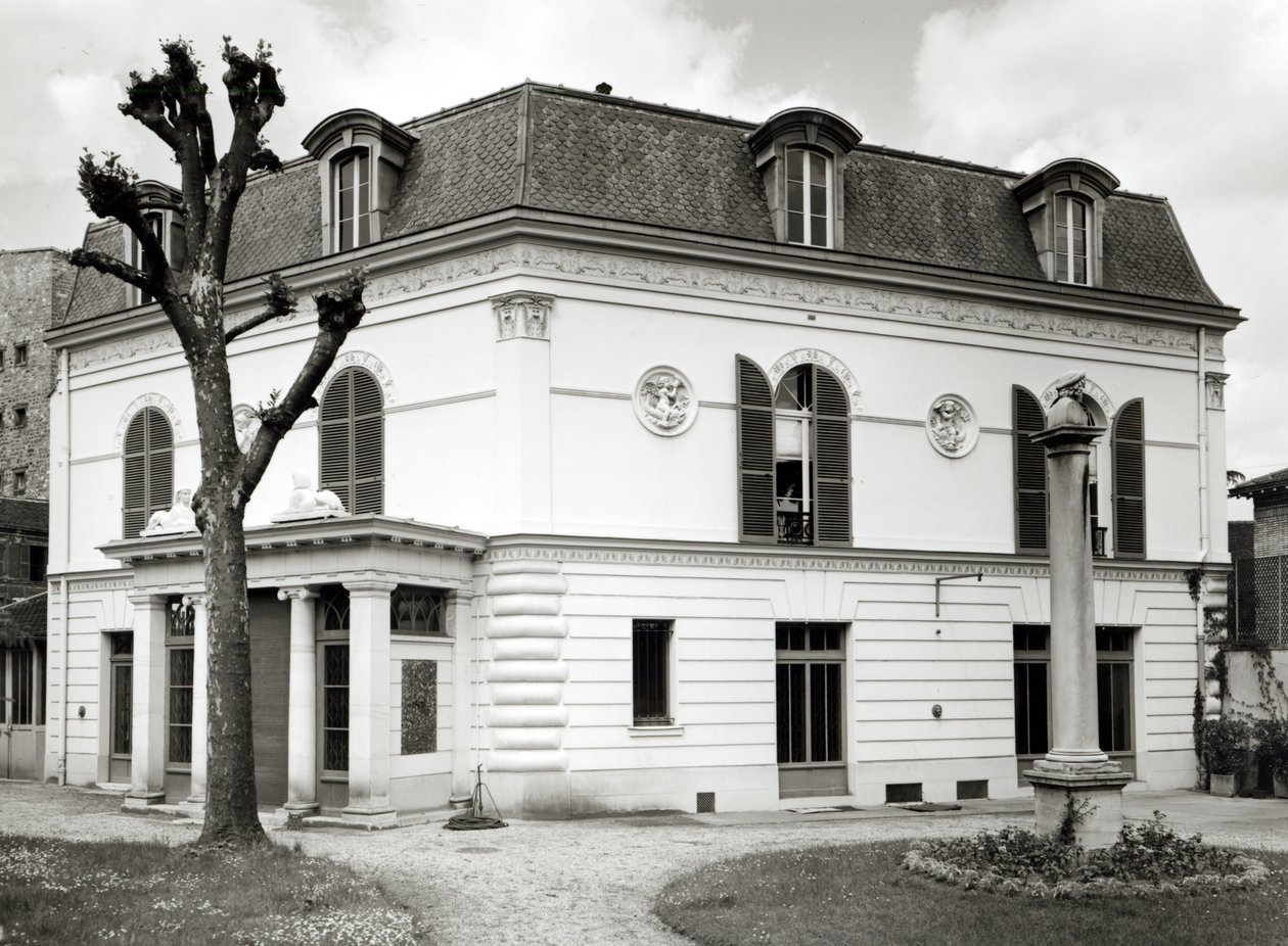 Utsikt över fasaden på Bibliotheque Marmottan från trädgården, byggd 1880-1921 av French School