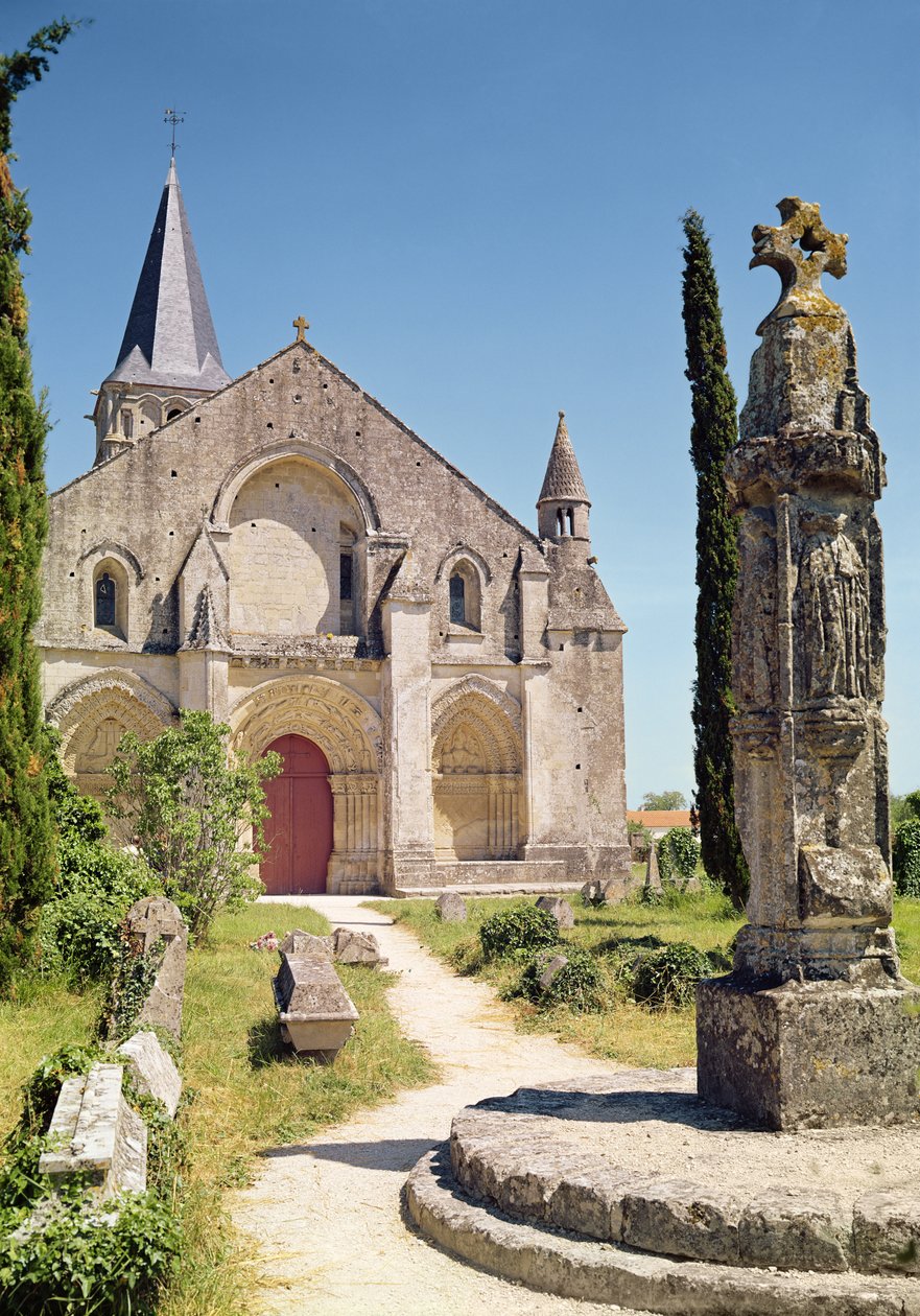 Vy över fasaden av kyrkan St. Pierre, 1150-75 av French School