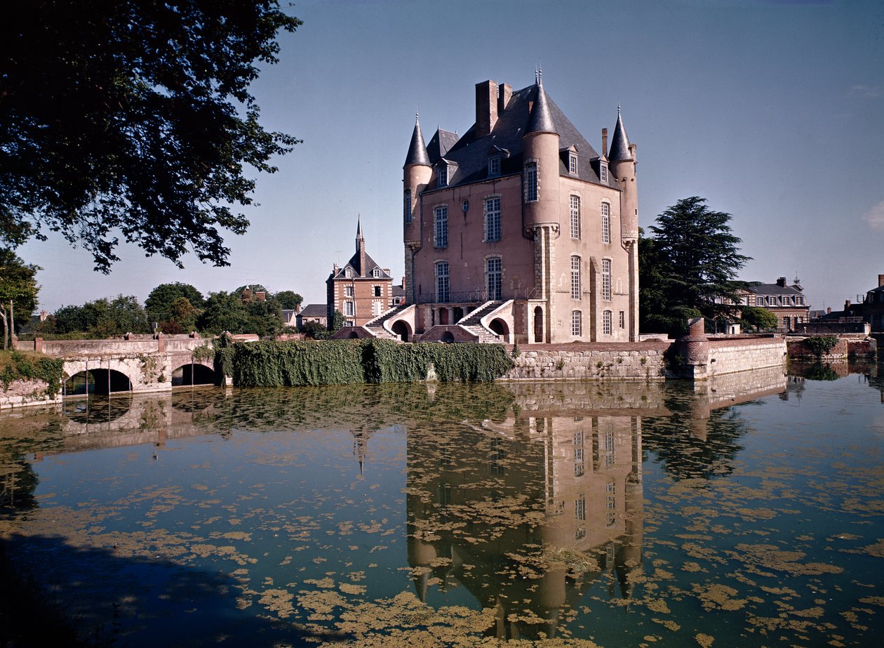 Utsikt över slottets kvarn, byggd 1355-88 av French School