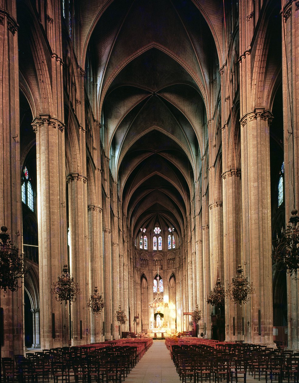 Utsikt över långhuset, 1225-50 av French School