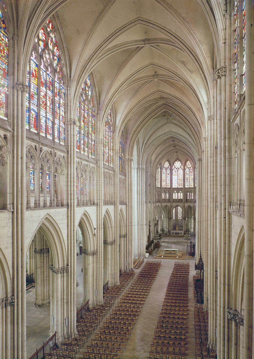 Utsikt över långhuset och koret, byggt 1314-1400-talet av French School