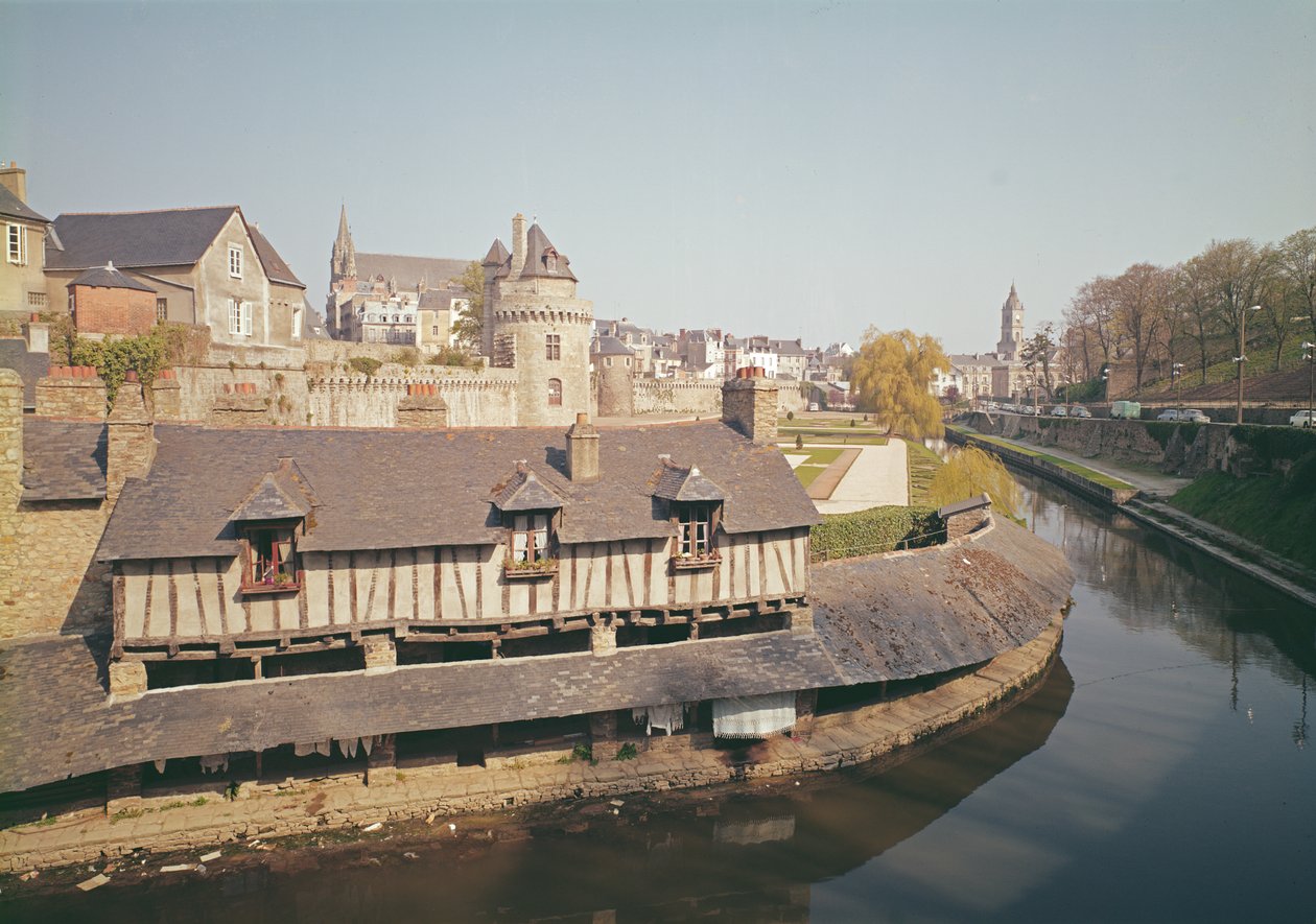 Utsikt över de gamla befästningarna och ett tvätthus av French School