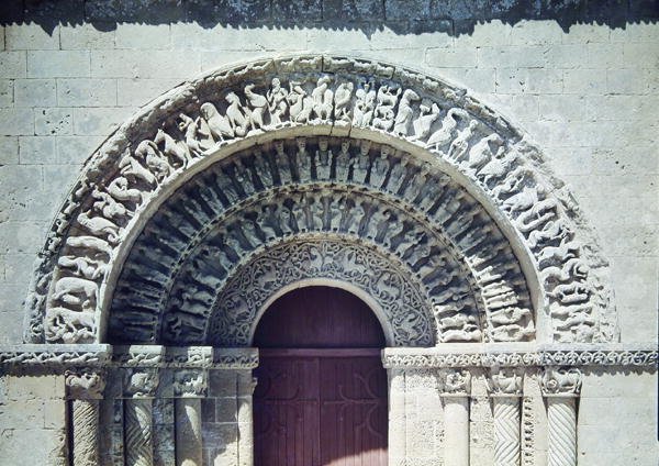 Vy över södra korsarmens portal, 1150-75 av French School
