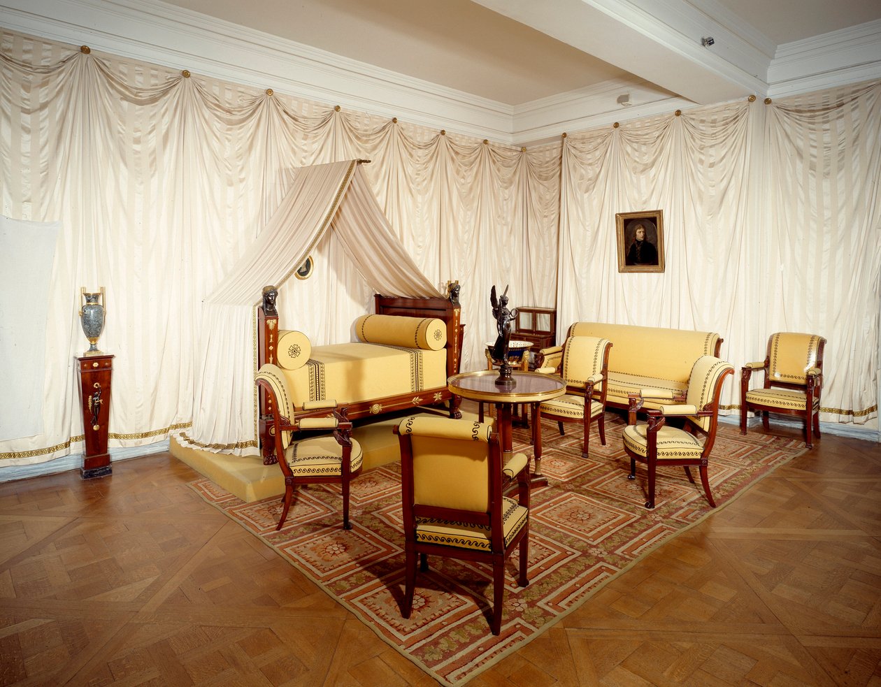 Utsikt över kejsar Napoleon I:s (1769-1821) rum på slottet Malmaison, vid Rueil Malmaison. av French School