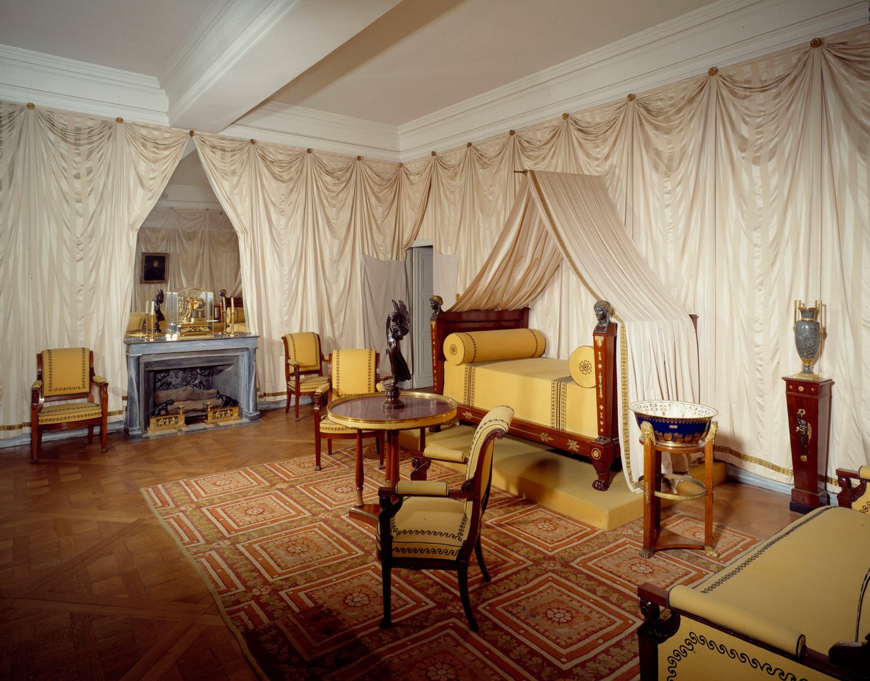 Utsikt över kejsar Napoleon I:s (1769-1821) rum på slottet Malmaison, vid Rueil Malmaison. av French School
