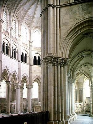 Utsikt över tvärskeppet och en del av ambulatoriet, 1120-50 av French School