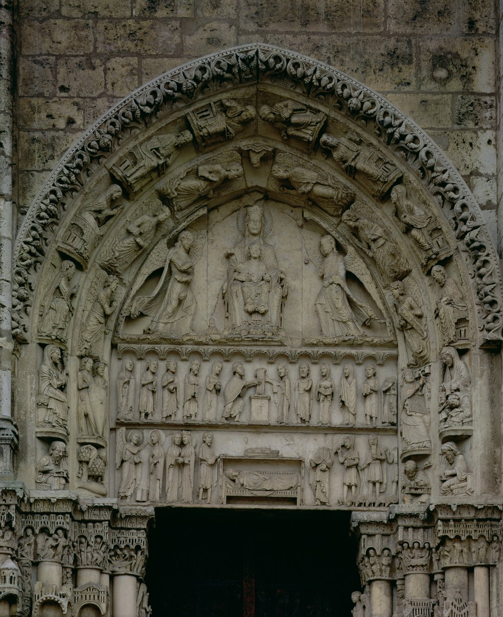 Vy över tympanonet föreställande Madonnan och barnet på tronen, södra dörren till den kungliga portalen, ca 1145-50 av French School