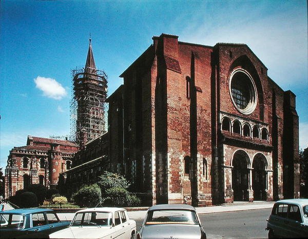 Vy över kyrkans västra fasad, påbörjad c.1075-80 av French School