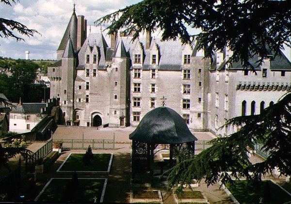 Vy över den västra fasaden av det restaurerade slottet byggt c.1465 för Jean Bourre, minister för Ludvig XI av Frankrike (se även 8768486) av French School