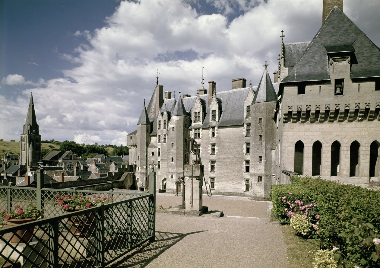 Vy över den västra fasaden av det restaurerade slottet byggt för Jean Bourre, minister för Ludvig XI av Frankrike, ca 1465 (se även 87684-85) av French School