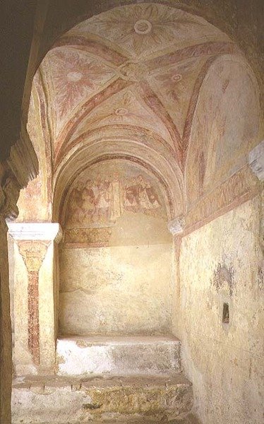 Vy över den västra delen av kryptan med väggmålningar som föreställer två episoder från St. Stefans martyrskap (se även 94652, 94654 och 16289) av French School