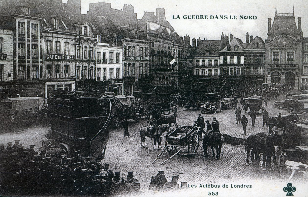 War in the North: London-bussar från British Expeditionary Force på huvudtorget i Bethune 1915 (photolitho) av French School
