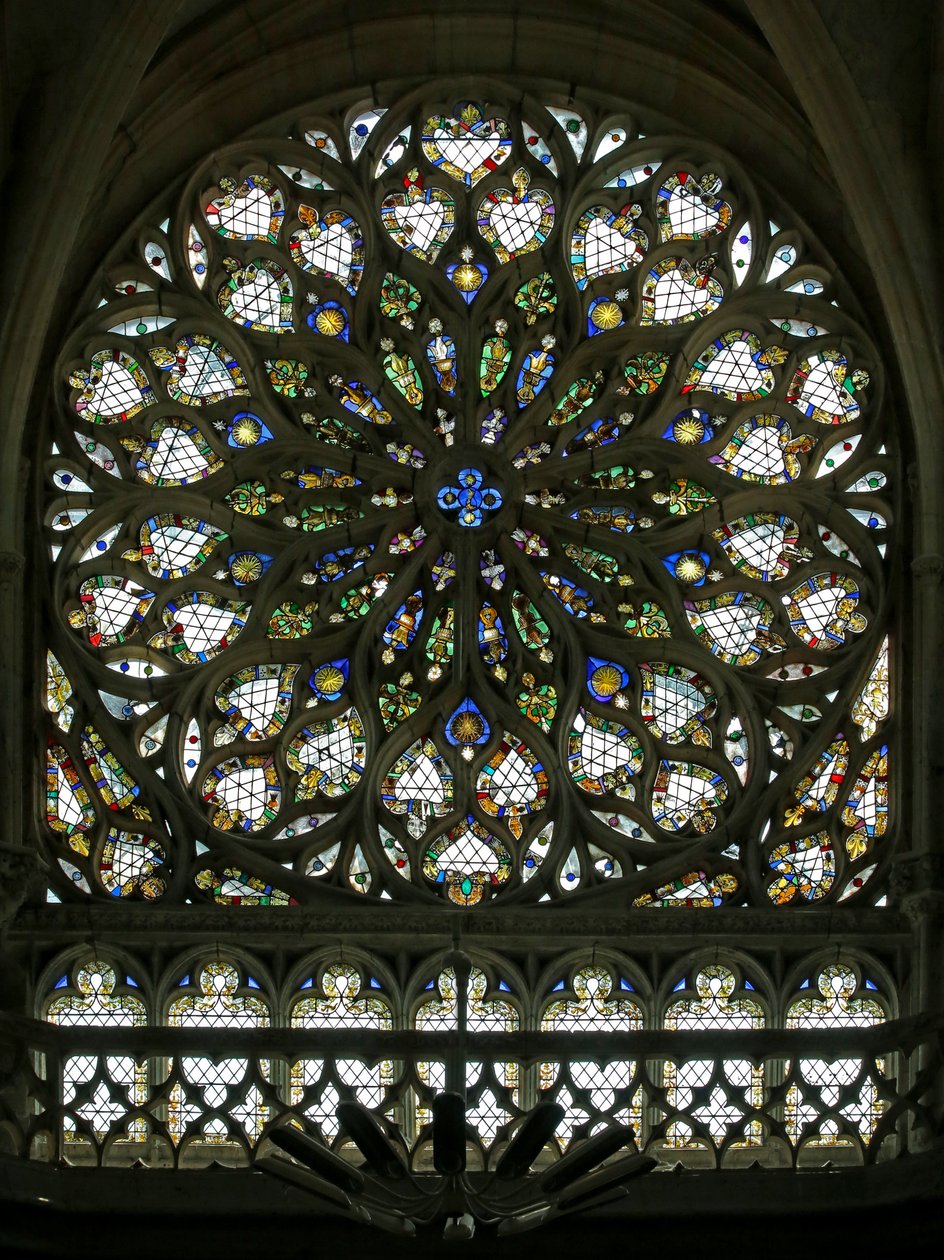 Fönster S-ros som föreställer sydrosens fönster, byggt i början av C16, innehåller mycket av dess ursprungliga dekorativa glas, även om det restaurerades mycket 1865 (.) av French School