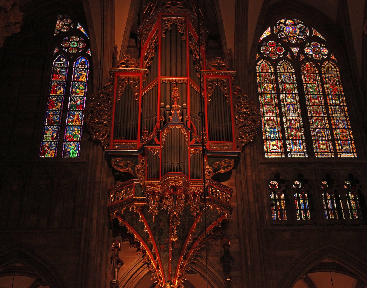 Fönster föreställande långhusets norra sida med orgel och kyrkofönster av French School