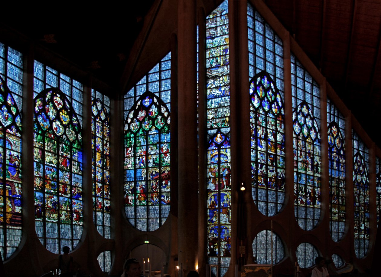 Fönster som visar de återställda fönstren ursprungligen från kyrkan St Vincent av French School