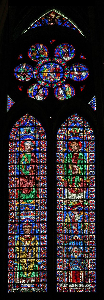 Fönster w102 föreställande St Peter och St Andrew; Soissons katedral och en biskop; i rosen Scener ur St Peters liv av French School