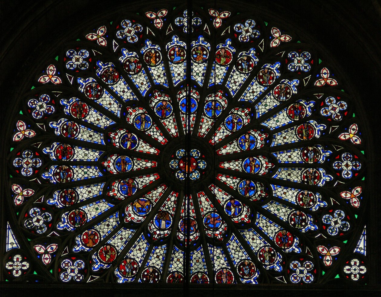 Fönster w121, norra rosenfönstret, föreställande apostlar, evangelister, biskopar, kungar, martyrer, St Peter och St Paul (rosfönster - inre) av French School