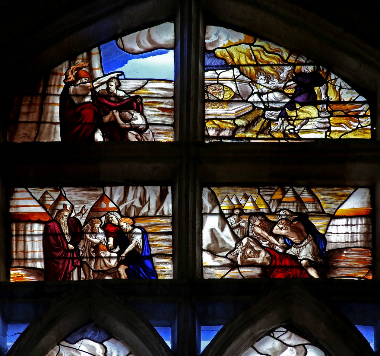 Fönster w128 som visar scener från Moses historia av French School