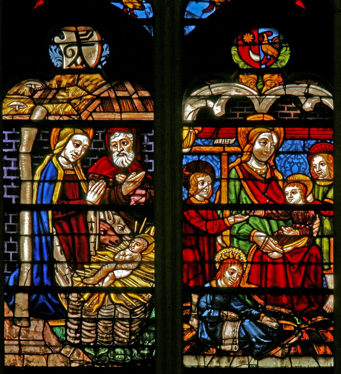 Fönster w132 som visar födelsekyrkan; Mary Cleophas och barnapostlar av French School