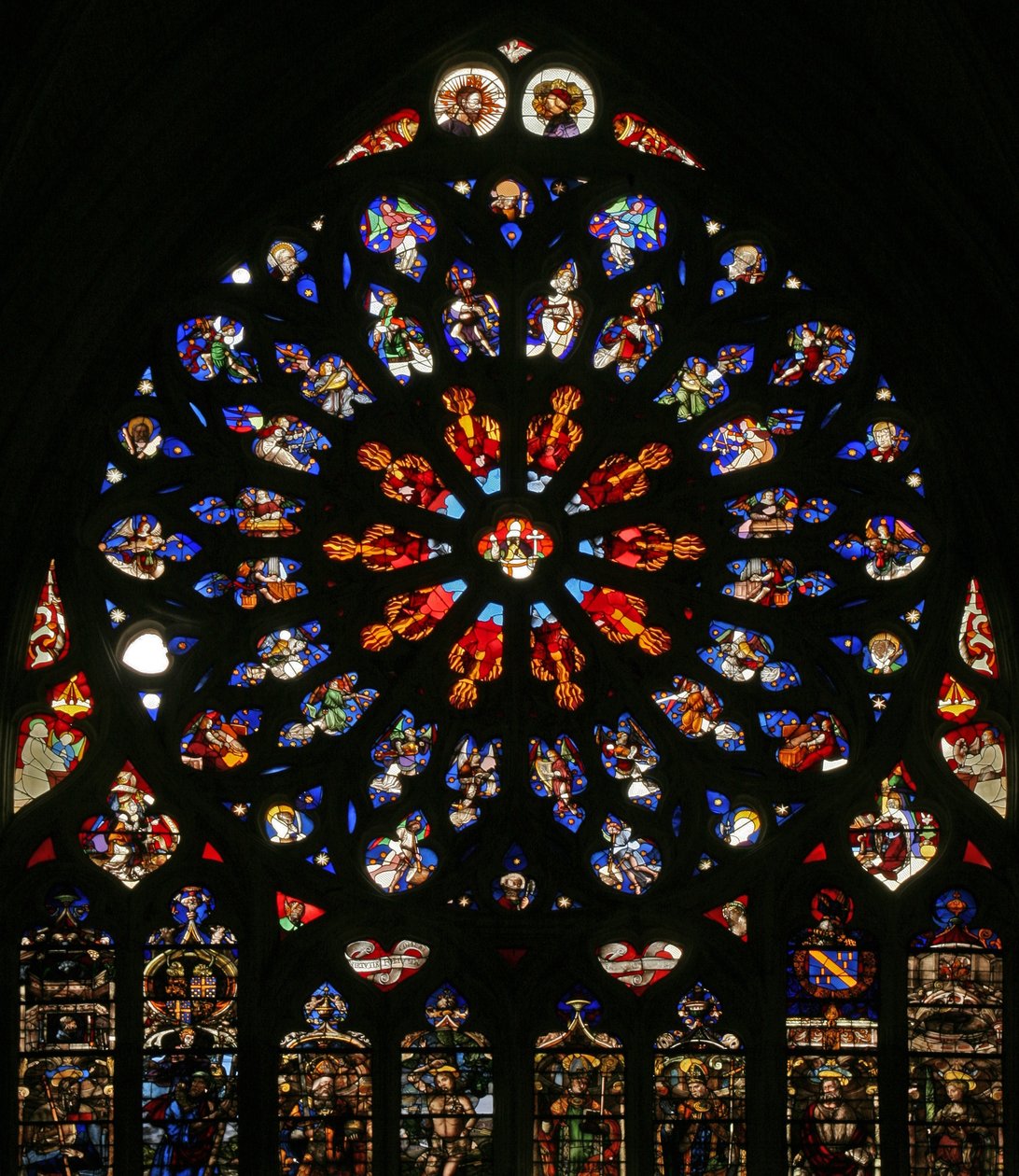 Fönster w135 som visar Gud, serafer, musikänglar och tio av apostlarna. lansetterna nedan innehåller sena C16-figurer, skyddshelgonen för dåvarande kanonerna:- St James, St Christopher, St Charlemagn av French School