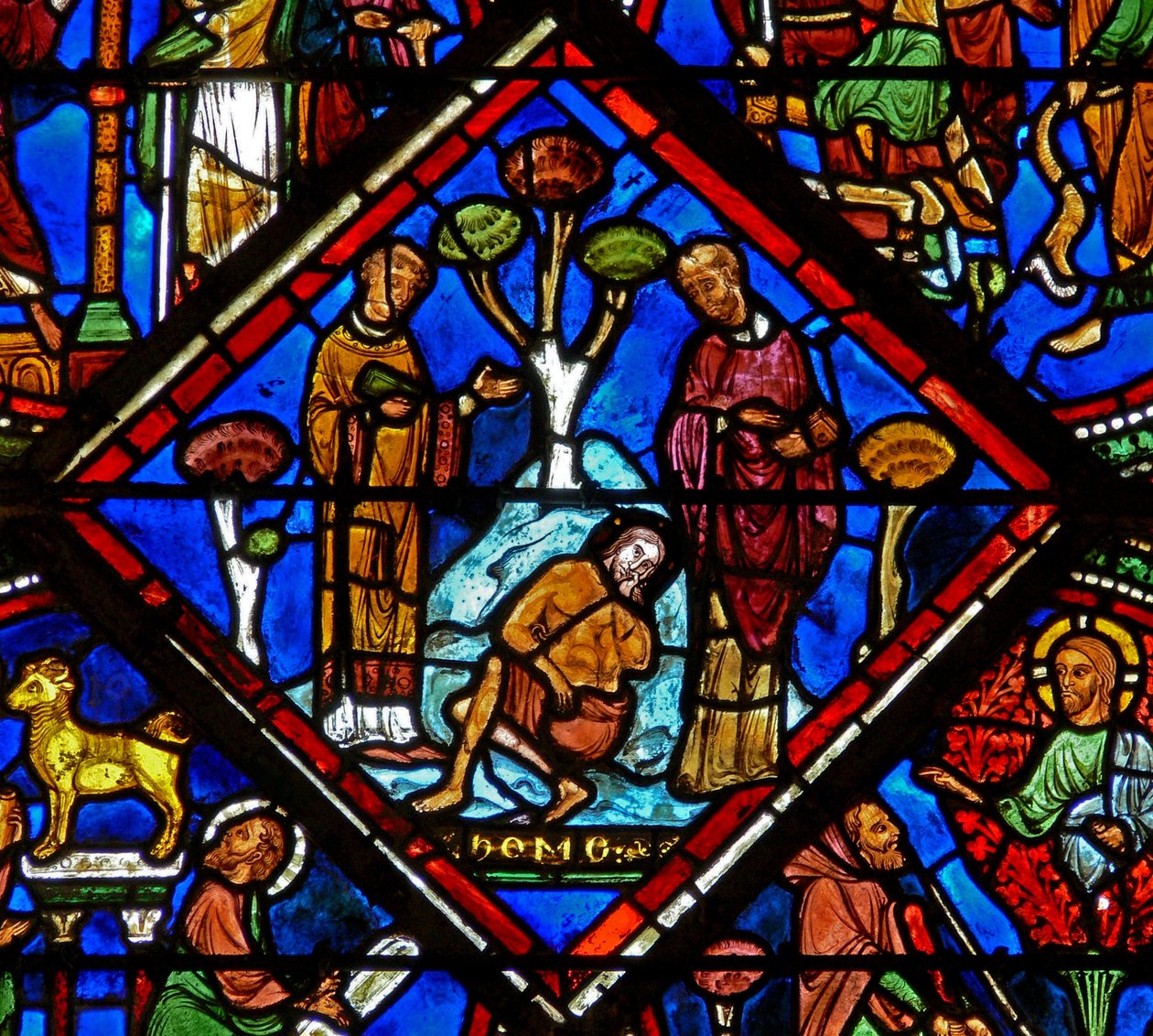 Fönster w15 som visar en scen i det barmhärtige samaritens fönster: pilgrimen ignoreras av en präst och en Levi av French School