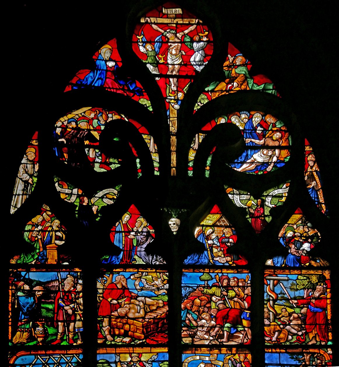 Fönster w1 som visar korsfästelsen med Maria och Johannes, Via Crucis, avsättningen av French School