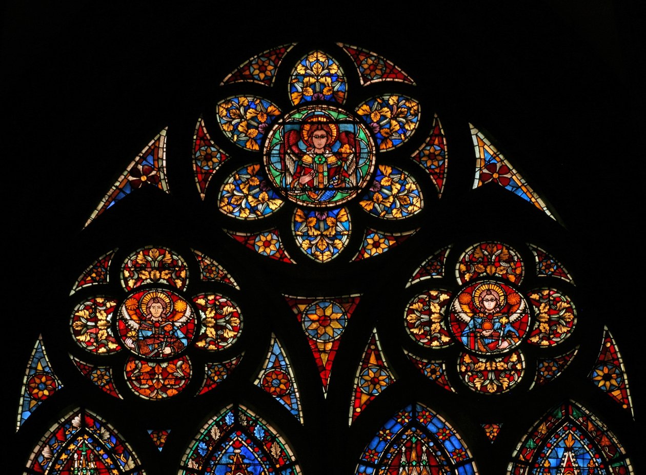 Fönster w201 som visar tracery-ljusen med tre änglar av French School