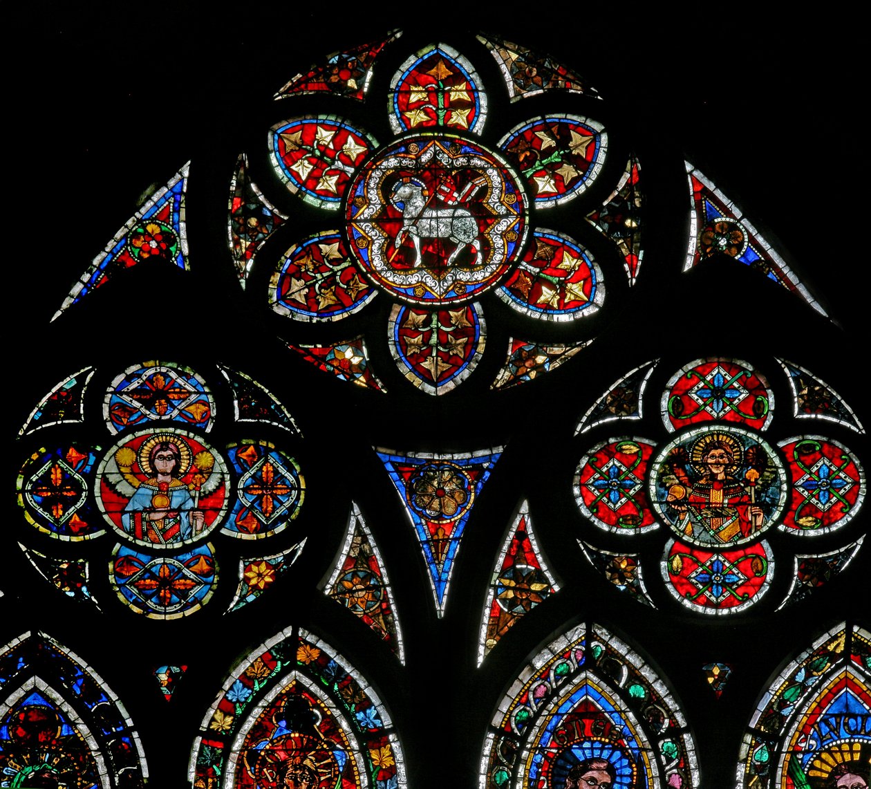 Fönster w202 som visar tracery-ljusen med två änglar och Agnus Dei av French School