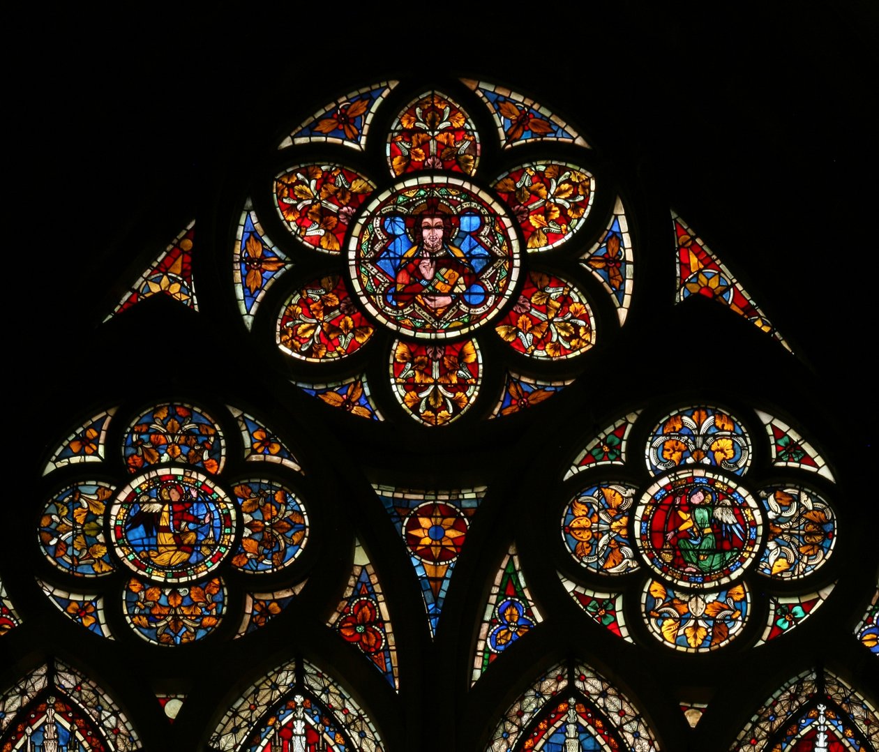 Fönster w203 som visar tracery-ljusen med tre änglar av French School