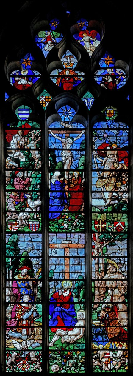 Fönster w25 som visar korsfästelsen med t Hubert och St Christopher; nedan är donatorn Louis de Roncherolles och hustru Francoise de Halluin med St Louis och St Francis av French School